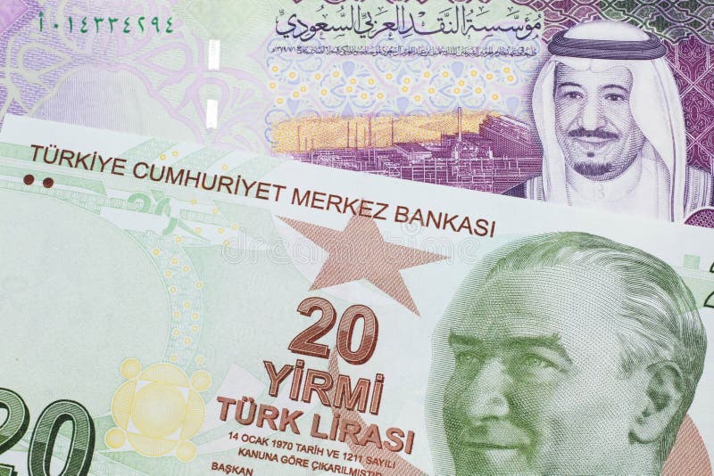 En tjugoirkig lira-banksedel med en 5 saudisk arabisk riyalsedel fotografering för bildbyråer