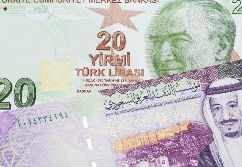 En tjugoirkig lira-banksedel med en 5 saudisk arabisk riyalsedel arkivbilder