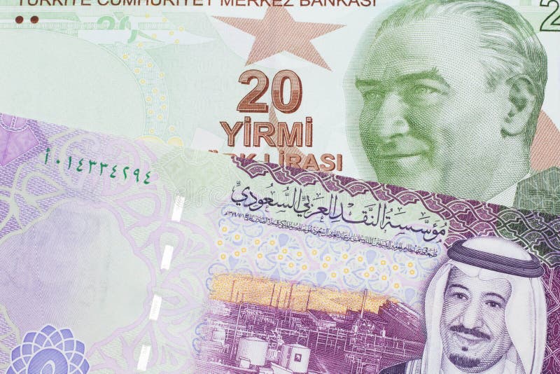 En tjugoirkig lira-banksedel med en 5 saudisk arabisk riyalsedel royaltyfri foto