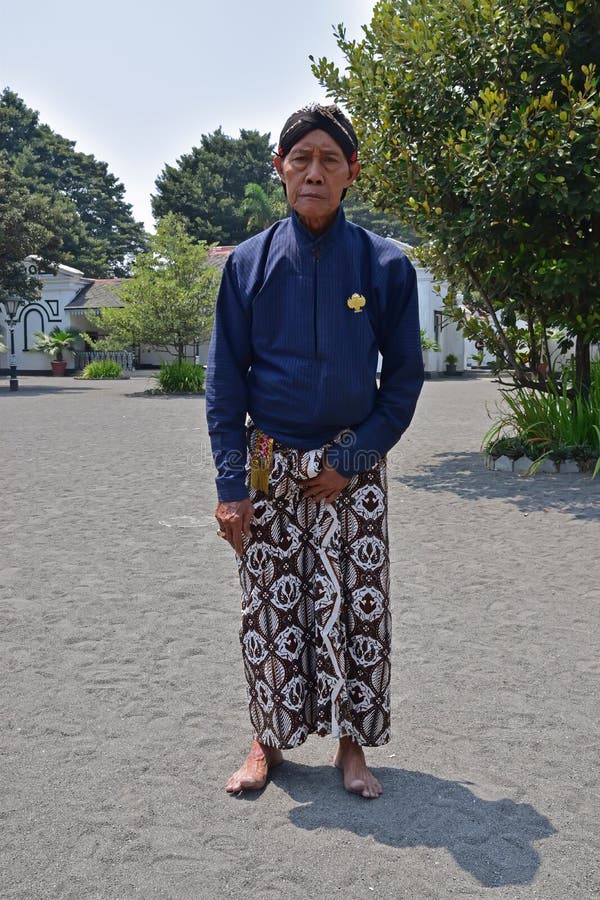 En tjänare av Yogyakarta Royal Palace Kraton som poserar i traditionell dress royaltyfri foto En tjänare av Yogyakarta Royal Palace Kraton som poserar i traditionell dress royaltyfri foto
