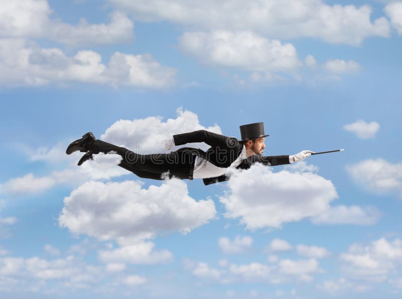 En trollkarl som flyger i himlen fotografering för bildbyråer