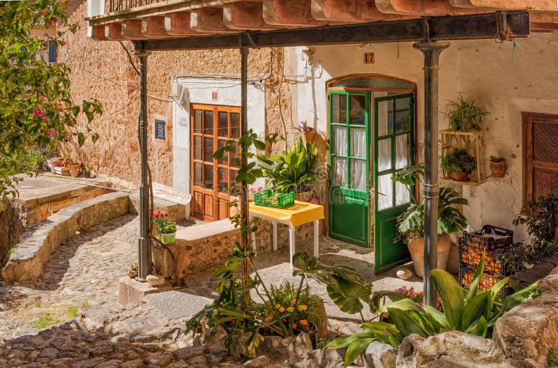 En trädgård för lantlig by, Deia, Mallorca arkivfoto En trädgård för lantlig by, Deia, Mallorca arkivfoto