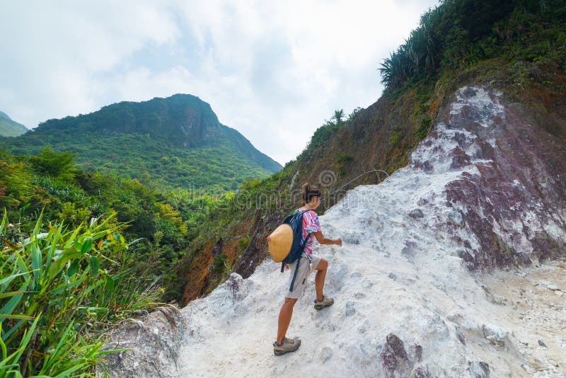 En turist- vulkan för klättra Sibayak, aktiv caldera som ångar, naturlig gränsmärke för berömd loppdestination i Berastagi Sumatr arkivfoto En turist- vulkan för klättra Sibayak, aktiv caldera som ångar, naturlig gränsmärke för berömd loppdestination i Berastagi Sumatr arkivfoto