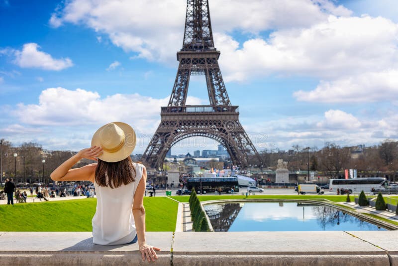 En turistkvinna har den vackra syn på Eiffeltornet i Paris arkivfoton