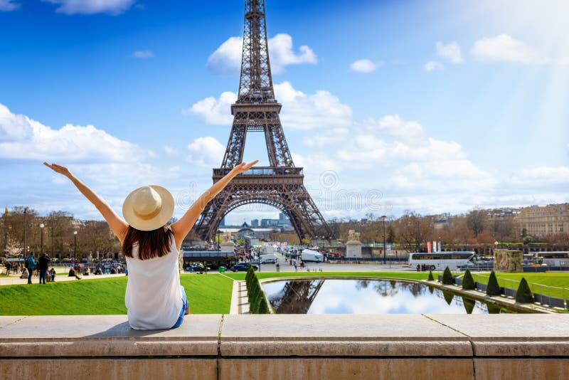 En turistkvinna har den vackra syn på Eiffeltornet i Paris arkivfoton