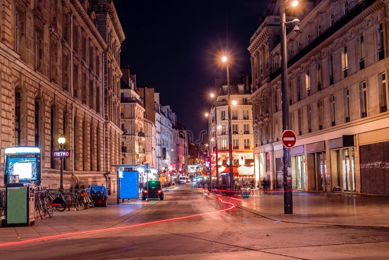 En typisk bild av den parisiska gatan på natten, 2 Rue du Faubourg du Temple, Paris-arkitektur royaltyfria foton