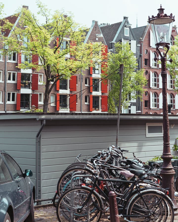 En typisk sikt av den traditionella staden i Amsterdam fotografering för bildbyråer