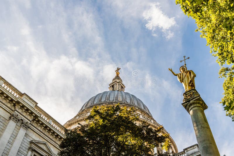 En typisk sikt i london. London September 2018 En sikt av Saint Paul utanför domkyrka för St Pauls i staden av London i London