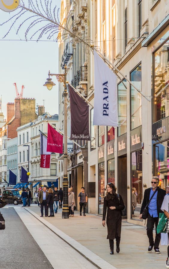 En typisk sikt i london. London November 2018 En sikt av den gamla Bond Street i Mayfair i London