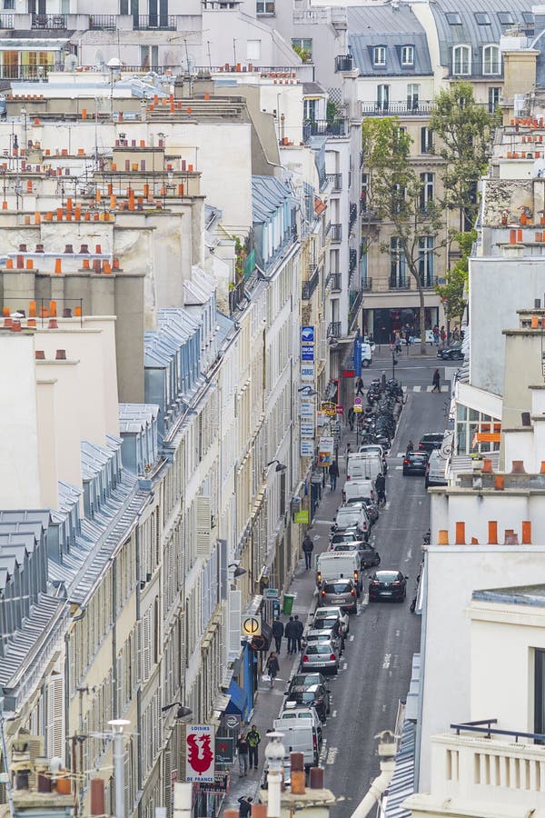 En typisk sikt till taken och byggnaderna av Paris som tas från t arkivbild