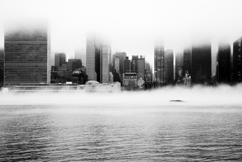 En tät dimma täckte New York City under dagen för vinter` s på Januari av 2018 fotografering för bildbyråer En tät dimma täckte New York City under dagen för vinter` s på Januari av 2018 fotografering för bildbyråer