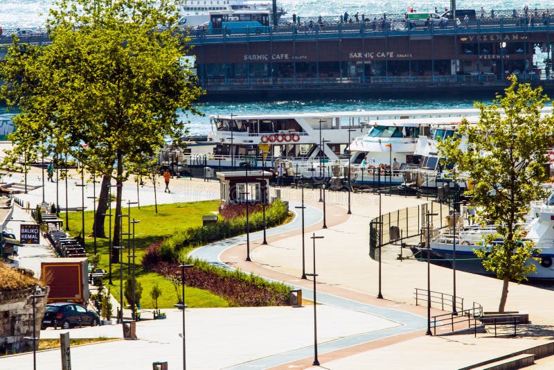 En un día de verano soleado, la bicicleta nuevamente construida y el carril peatonal en la costa de Karakoy fotos de archivo En un día de verano soleado, la bicicleta nuevamente construida y el carril peatonal en la costa de Karakoy fotos de archivo