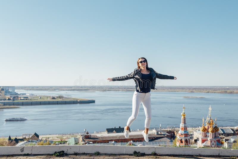 En ung flicka går på invallningen av stadsfjärden royaltyfri bild En ung flicka går på invallningen av stadsfjärden royaltyfri bild