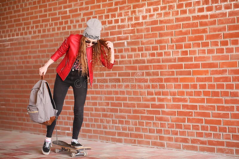 En ung hipsterflicka rider en skateboard Flickaflickvänner f royaltyfri foto En ung hipsterflicka rider en skateboard Flickaflickvänner f royaltyfri foto