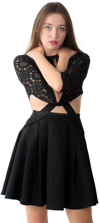 En ung kvinna i en elegant svart klänning med lace-fodral står tryggt mot en vit bakgrund royaltyfria bilder