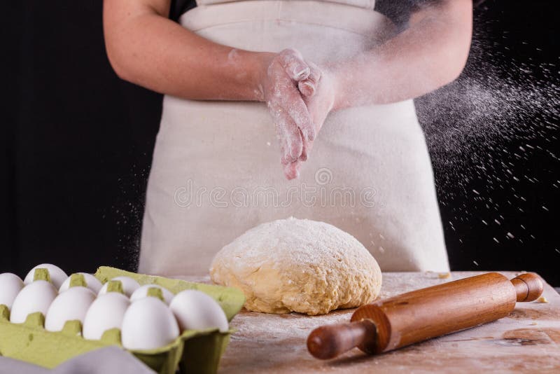 En ung kvinna som bär en anka på en träbräda i en apron royaltyfri fotografi