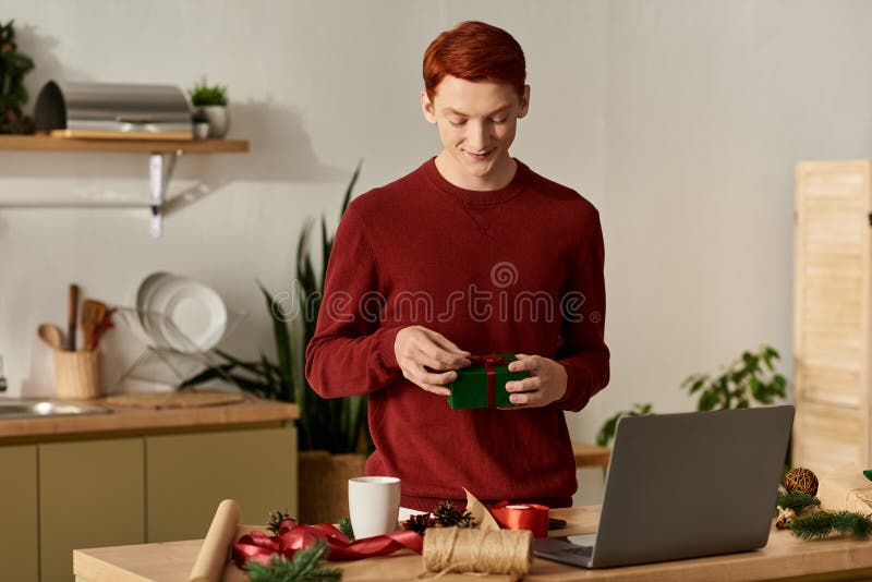 En ung man i rött royaltyfri bild