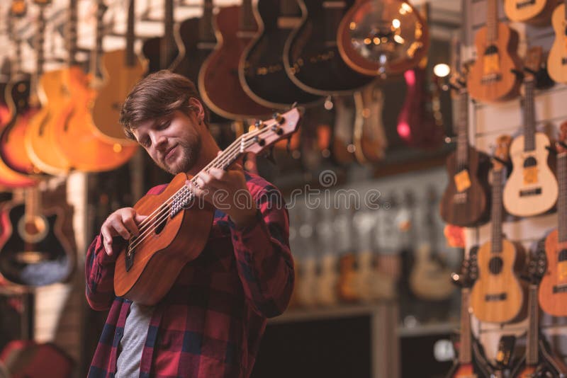 En ung musiker som spelar ukulelet royaltyfri bild