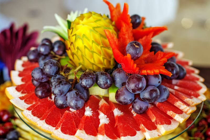En uppsättning av grapefrukt, mango och druvafrukter Begreppet av heaen royaltyfria foton En uppsättning av grapefrukt, mango och druvafrukter Begreppet av heaen royaltyfria foton