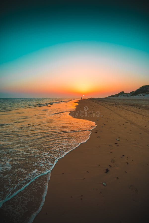 En vacker bild av de havsvågor som kommer till stranden som fångas vid solnedgången i Andalusien, Spanien fotografering för bildbyråer