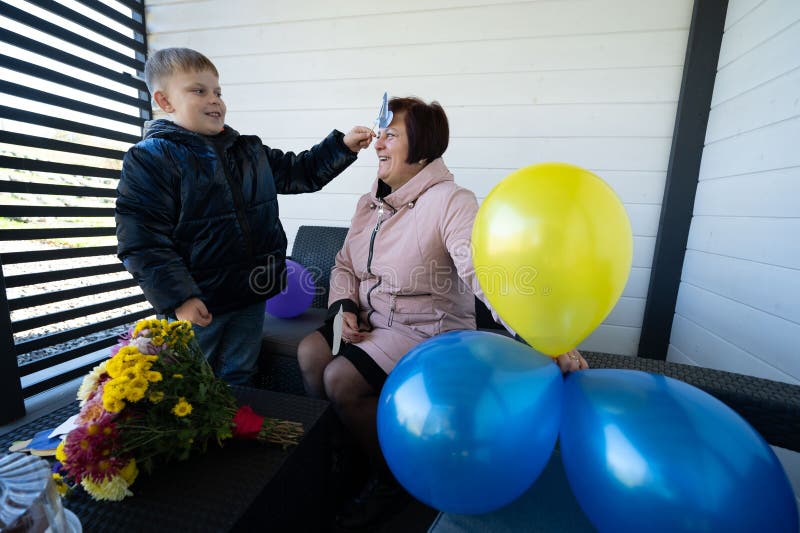 En vacker dag på hösten firas en trevlig utomhusdag med färgstarka ballonger och vackra blommor fotografering för bildbyråer
