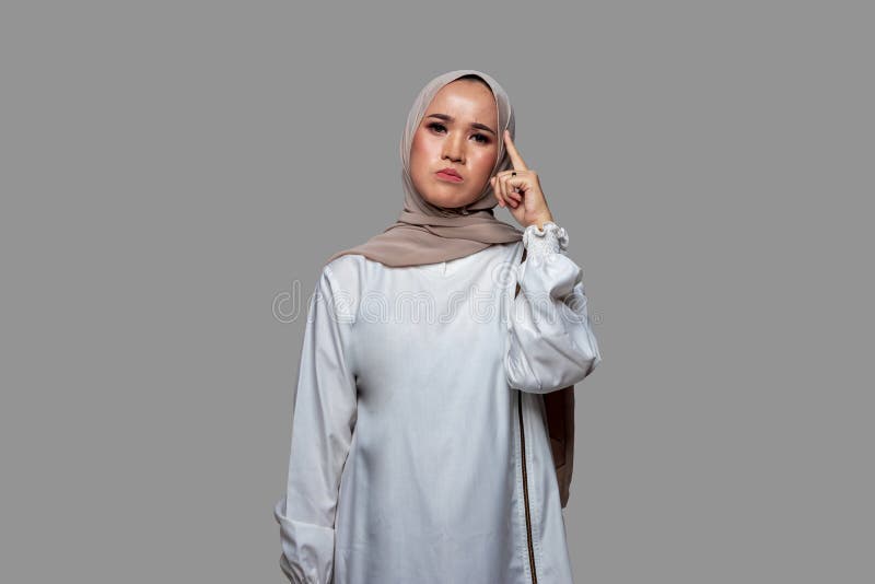 En vacker kvinna i hijab drömde om dagen och tänkte royaltyfri fotografi