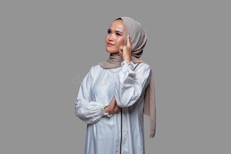 En vacker kvinna i hijab drömde om dagen och tänkte när hon tittade. arkivbild