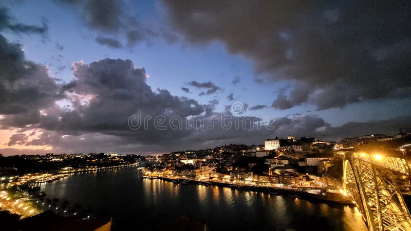 En vacker syn på portostaden genom natten portugal med douro-floden arkivfoton