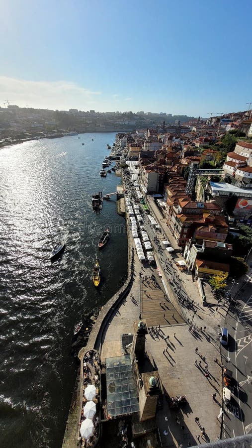 En vacker syn på portostaden genom natten portugal med douro-floden arkivfoton