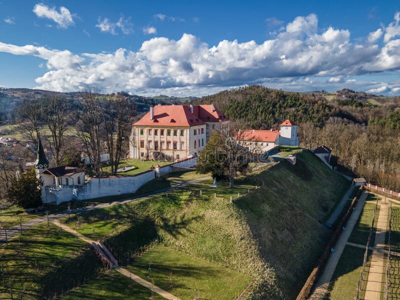 En vacker vårscenerg med en gammal baroque chateau kunstat. moravia cTjeckiska republiken. arkivfoton