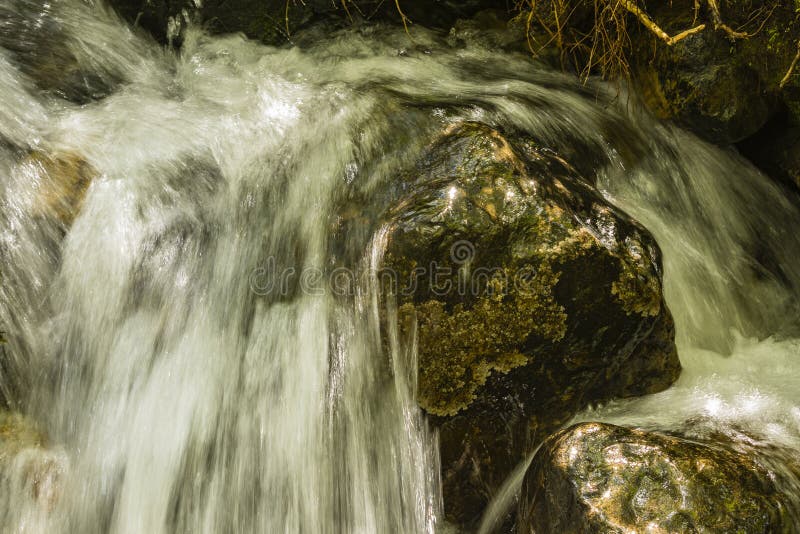En vattenfall som över flödar, vaggar royaltyfri foto En vattenfall som över flödar, vaggar royaltyfri foto