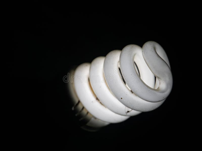 En vit energi - sparande kula och sv?rtad bakgrund arkivbilder En vit energi - sparande kula och sv?rtad bakgrund arkivbilder
