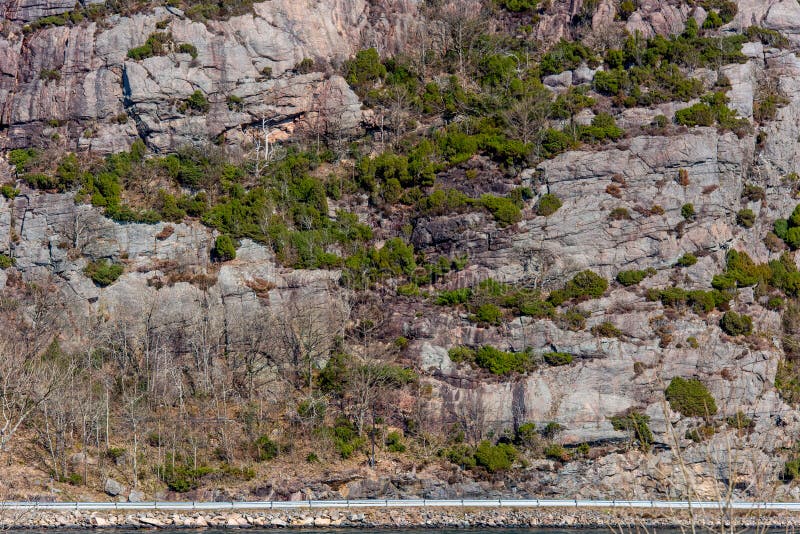 En v?g vid havet under ett stort berg royaltyfri foto En v?g vid havet under ett stort berg royaltyfri foto