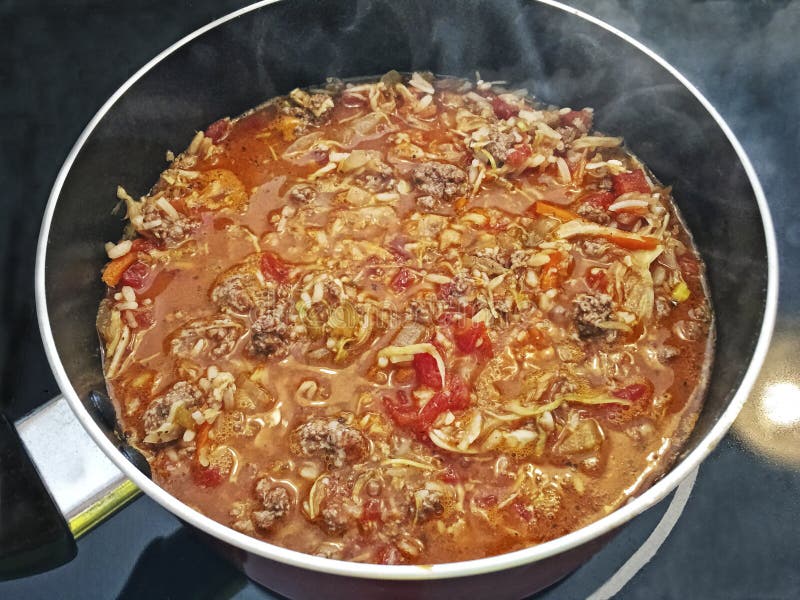 En ånga kruka av gulasch royaltyfri foto En ånga kruka av gulasch royaltyfri foto