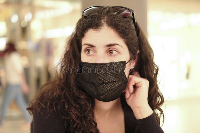 En 35-årig kvinna med ansiktsmask i pandemiår fotografering för bildbyråer