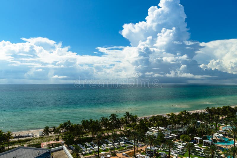 En översikt över havet från fritidshuset på miamihotellet i fontainebleau. Miami strand fl usa ndash july 3 2021 : Detta är en syn på havet från chateau-tornet på en varm solig dag sommaren 2021.