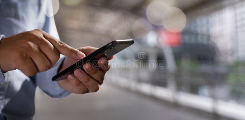 EN χέρια εκμετάλλευσης ατόμων και χρησιμοποίηση του ψηφιακού κινητού τηλεφωνικού τηλεφώνου ταμπλετών με τους κενούς διαστημικούς στοκ φωτογραφία EN χέρια εκμετάλλευσης ατόμων και χρησιμοποίηση του ψηφιακού κινητού τηλεφωνικού τηλεφώνου ταμπλετών με τους κενούς διαστημικούς στοκ φωτογραφία