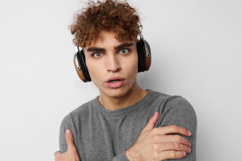 Enastående, ung, hörlmusikteknik, isolerad bakgrund arkivfoto