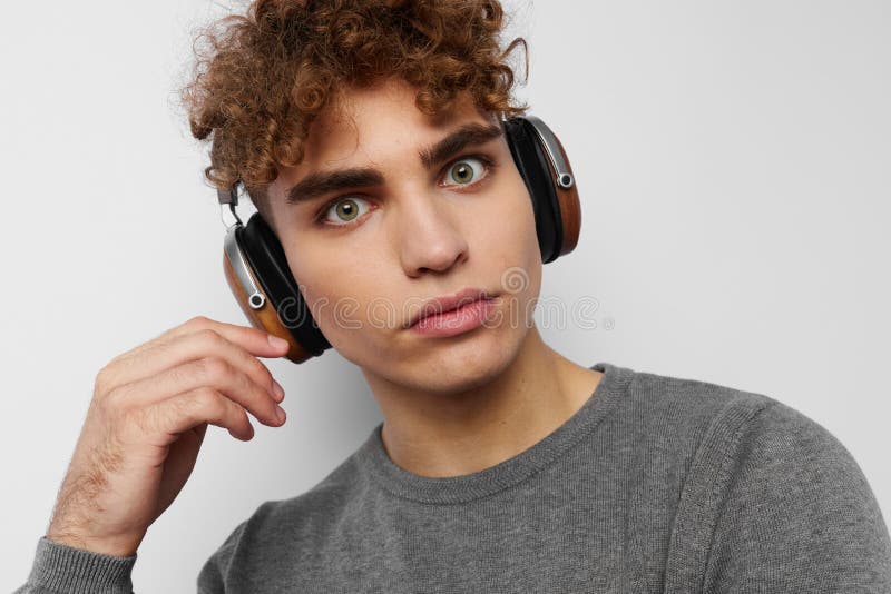 Enastående, ung, hörlmusikteknik, isolerad bakgrund arkivbild
