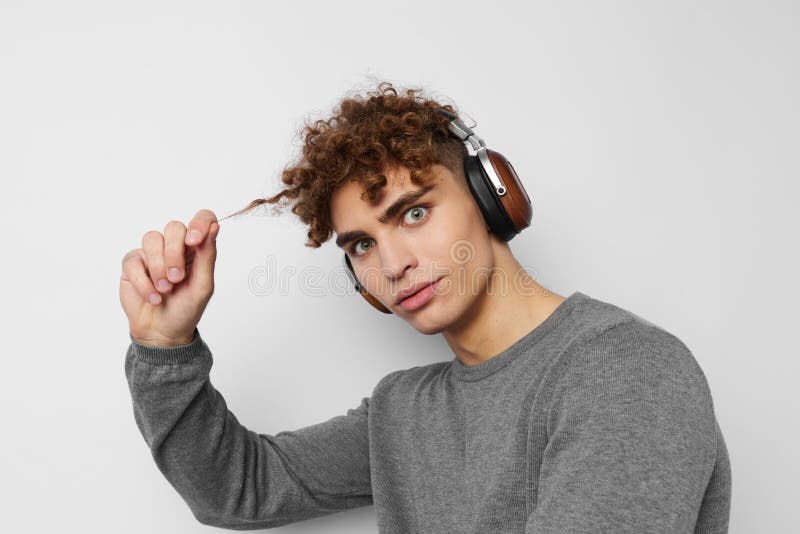 Enastående, ung, hörlmusikteknik, isolerad bakgrund royaltyfri foto