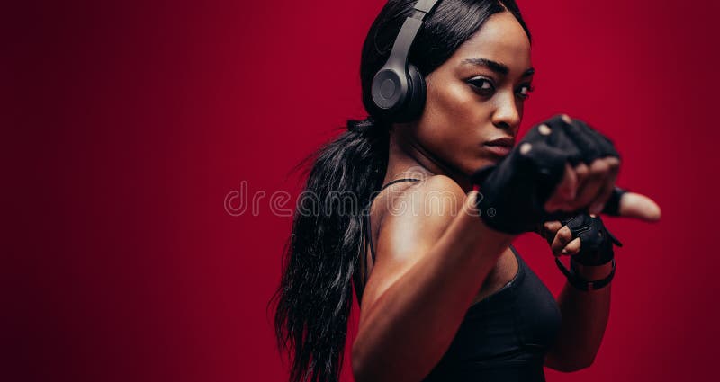 Jovem forte a praticar boxe imagens de stock