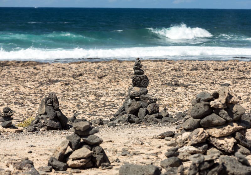 Encalhe perto do EL Toston do farol, parte nortenha de Fuerteventura imagem de stock Encalhe perto do EL Toston do farol, parte nortenha de Fuerteventura imagem de stock