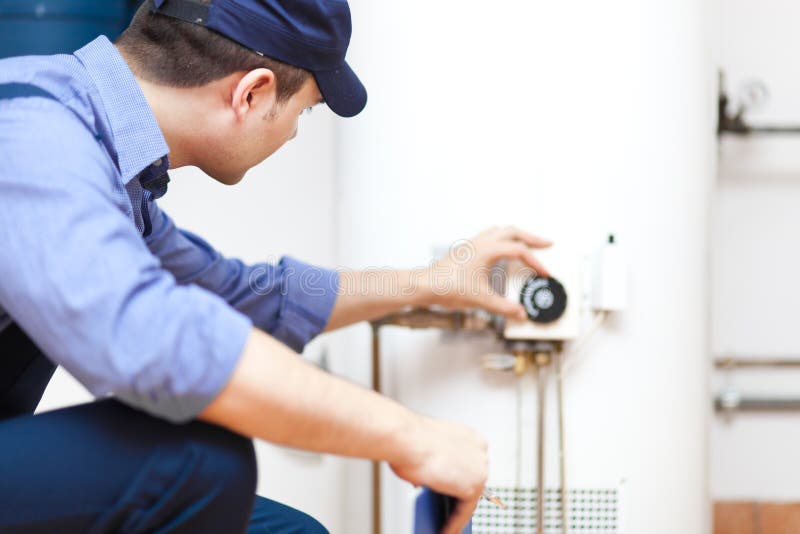 Encanador que repara um calefator de água quente