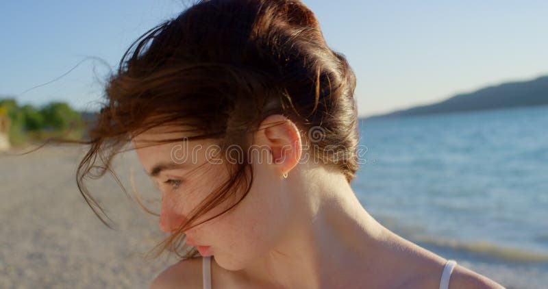 Encarar a mulher e ser séria na praia para as férias com descanso e relaxar em espanha. mar de férias de verão