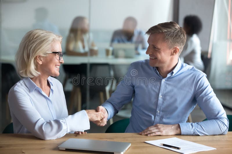 Encargado de sexo masculino feliz de la hora del agente del apretón de manos del empleado del cliente en el encuentro