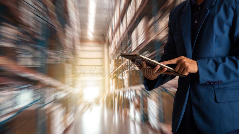 Encargado del hombre de negocios que usa el control y el control de la tableta para los trabajadores con el almacén comercial mod imagen de archivo Encargado del hombre de negocios que usa el control y el control de la tableta para los trabajadores con el almacén comercial mod imagen de archivo