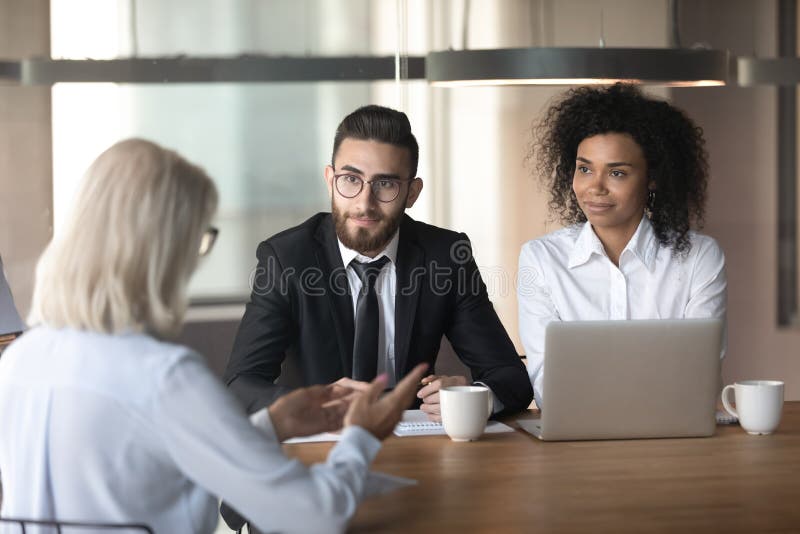 Encargados diversos de la hora que escuchan para madurar al candidato de trabajo de la empresaria fotos de archivo Encargados diversos de la hora que escuchan para madurar al candidato de trabajo de la empresaria fotos de archivo