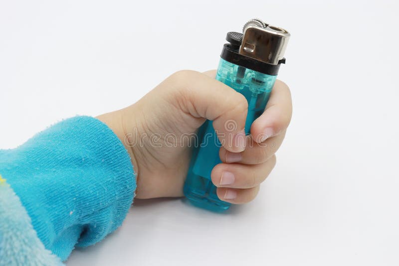 Encendedor en mano del niño en el fondo blanco fotos de archivo libres de regalías Encendedor en mano del niño en el fondo blanco fotos de archivo libres de regalías
