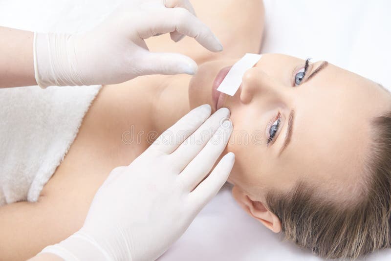 Encerar la pierna de la mujer Retiro del pelo del azúcar epilation del servicio del laser Procedimiento del cosmetólogo de la cer imágenes de archivo libres de regalías Encerar la pierna de la mujer Retiro del pelo del azúcar epilation del servicio del laser Procedimiento del cosmetólogo de la cer imágenes de archivo libres de regalías