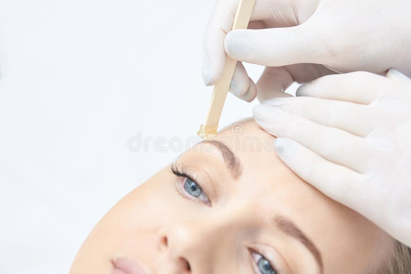 Encerar la pierna de la mujer Retiro del pelo del azúcar epilation del servicio del laser Procedimiento del cosmetólogo de la cer foto de archivo Encerar la pierna de la mujer Retiro del pelo del azúcar epilation del servicio del laser Procedimiento del cosmetólogo de la cer foto de archivo